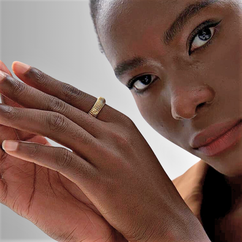 Anillo “Tubo de Gas”: Estilo Icónico y Versatilidad Elegante