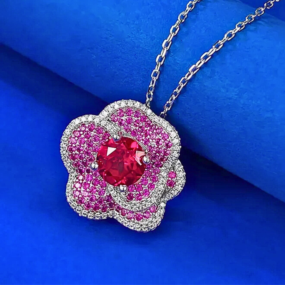 Collana Floreale con Rubino Lab Grown e Petali Multistrato di Zaffiri Rosa