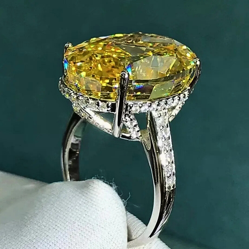 Fascione "Luce Infinita"con Zaffiro Ovale Giallo Intenso o Rosa in Moissanite da 30 carati
