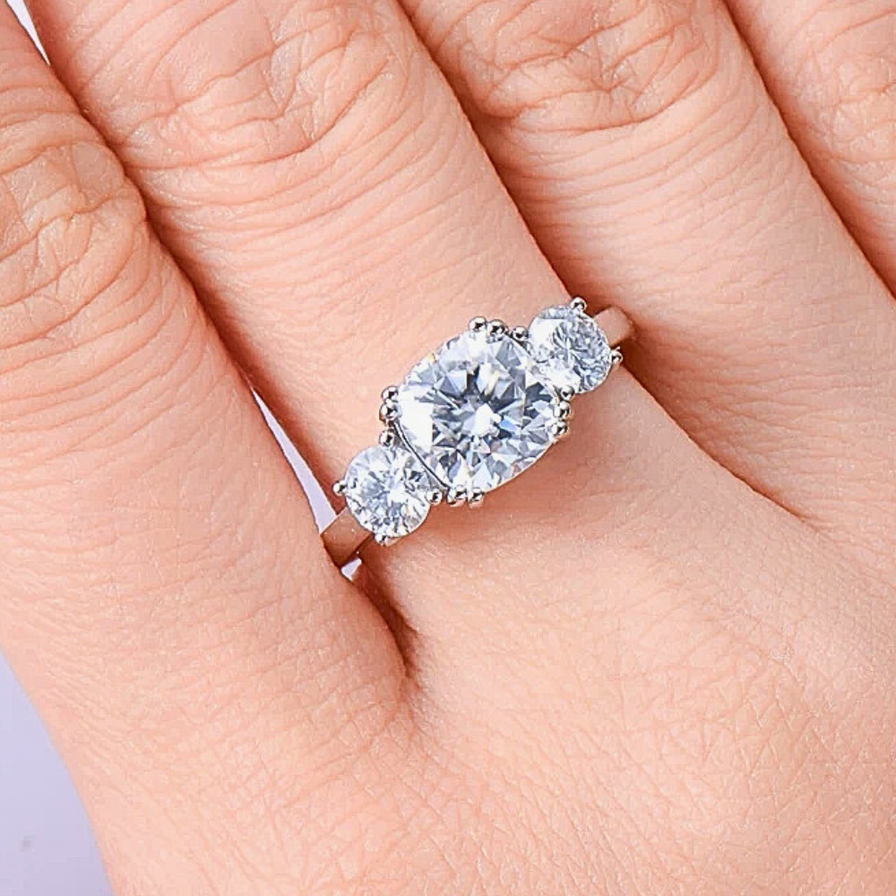 Trilogy con Moissanite Taglio Cuscino e due Taglio Brillante per ct 3,50
