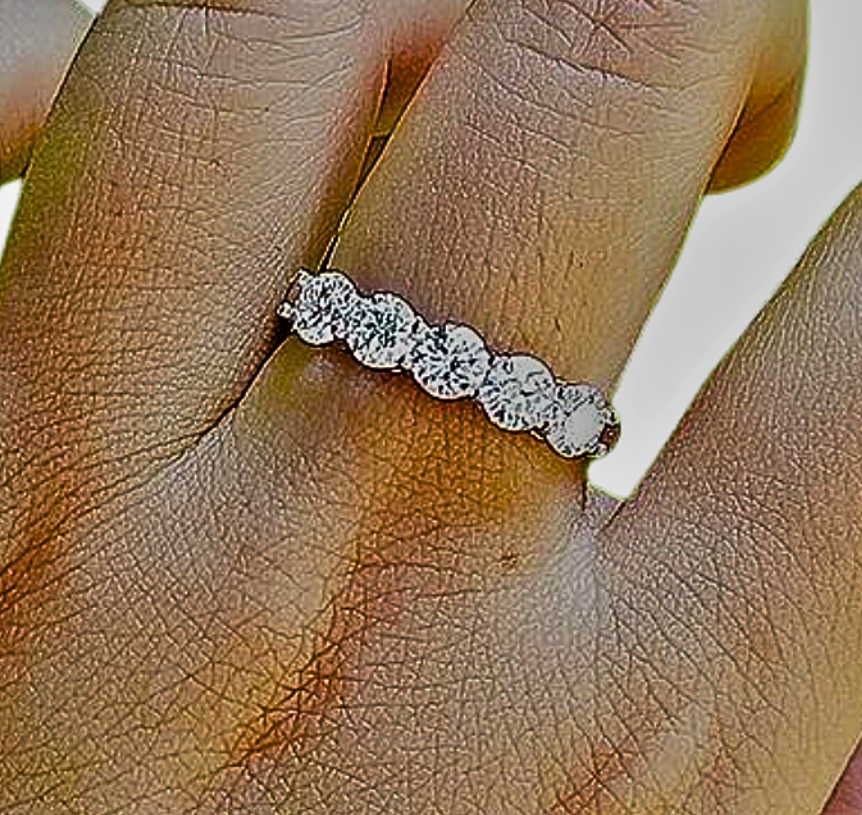Anillo de cinco luces: símbolo de amor y estabilidad