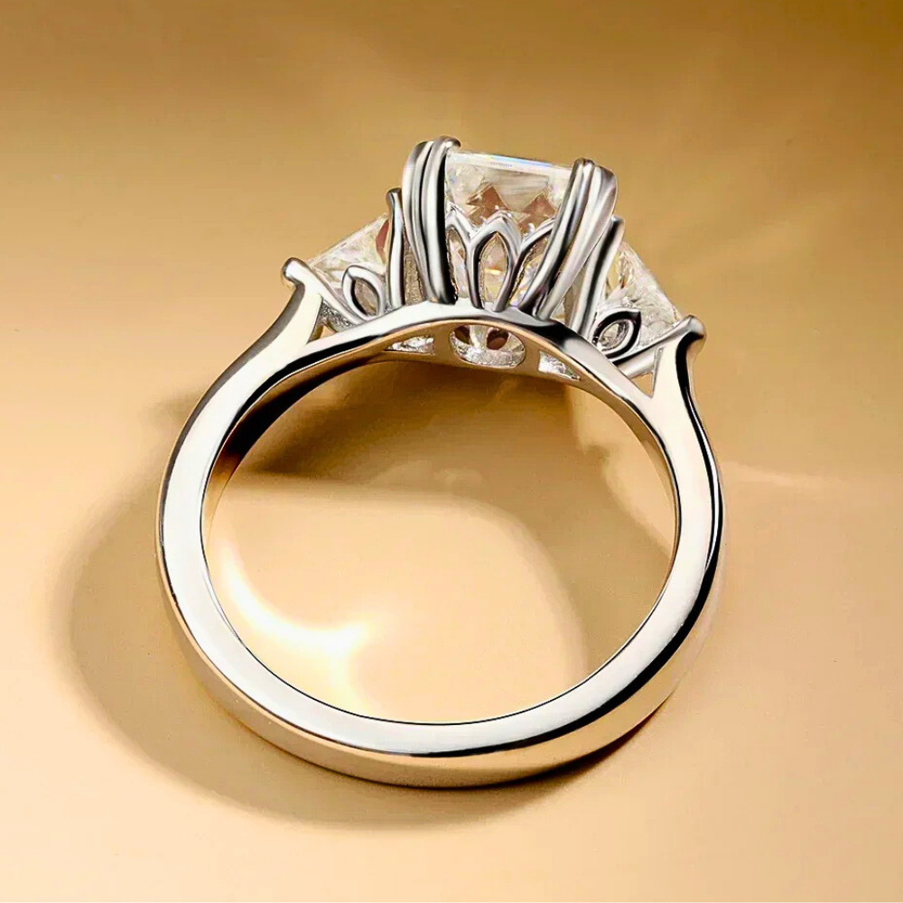 Anello Taglio Smeraldo e Triangoli per 5 Carati – Collezione Moissanite GlamLuxe