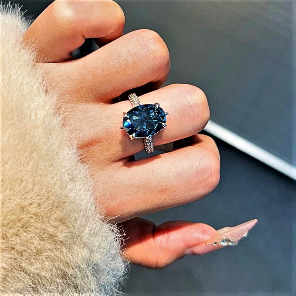 Anello con Moissanite Blu Ovale da 8 Carati: Eleganza Lineare, Profondità Ipnotica