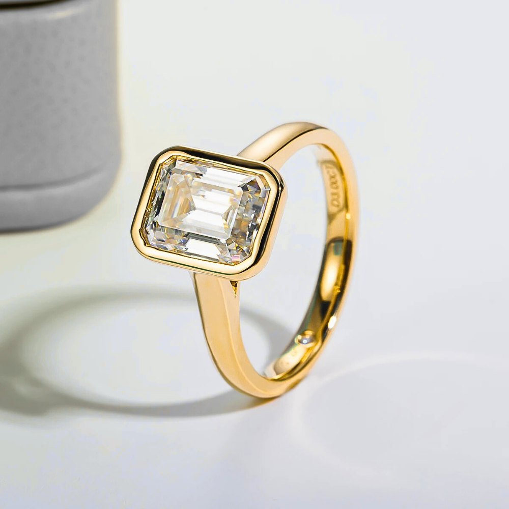 Solitario a Castone con Moissanite Taglio Smeraldo da ct. 3,00