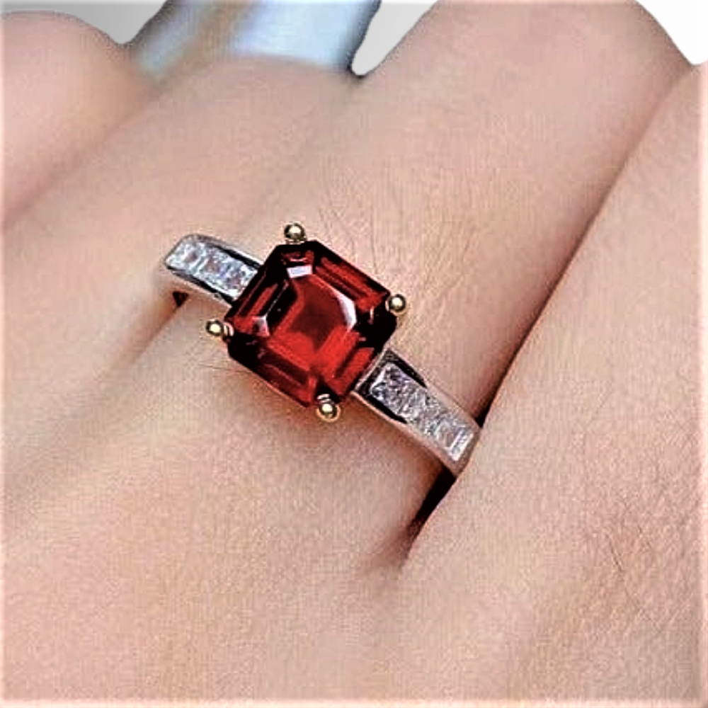 Anillo con Granate Natural de Mozambique