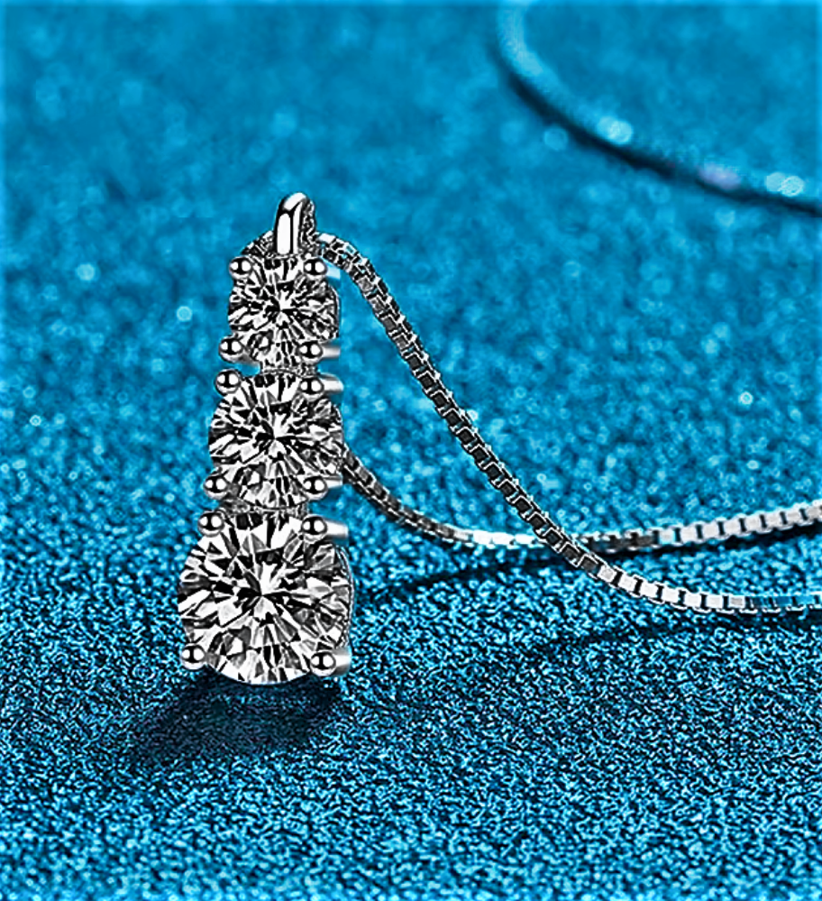 Collana Trilogy con Moissanite: L’Eleganza Essenziale