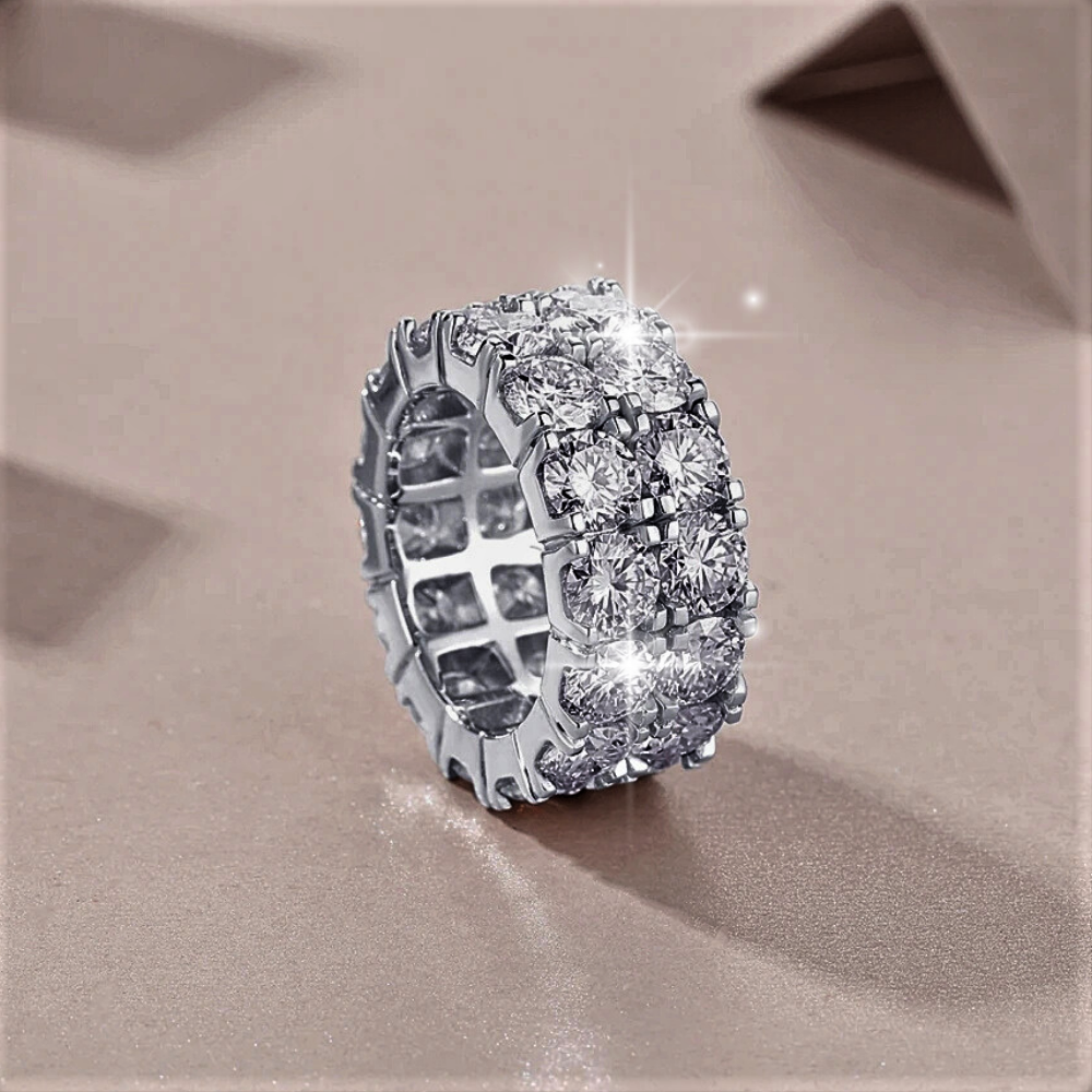 Anello Regale con 28 Moissaniti da 0.50ct: Fascia Preziosa da 14 Carati di Sfarzo Puro