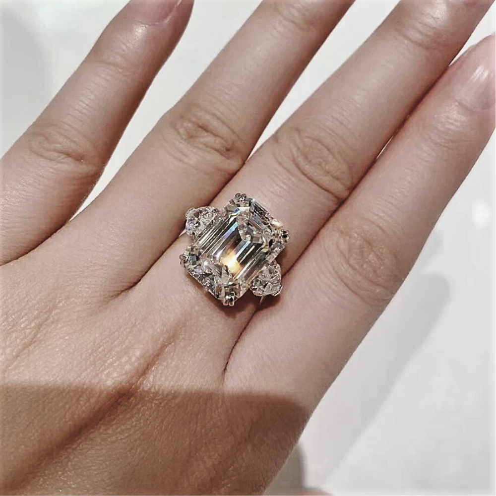 Trilogy con Moissanite Taglio Smeraldo e Cuori Laterali: 13,20 Carati di Emozione Artigianale