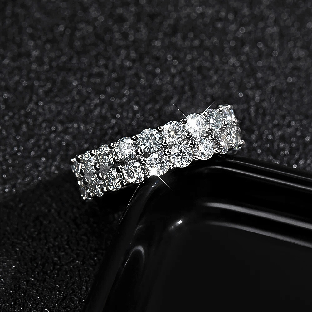 Anello a Fascia con Moissaniti: Eleganza Senza Tempo da 4,5 Carati!