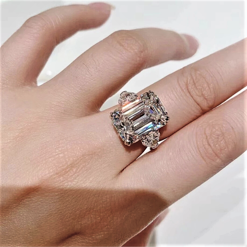Trilogy con Moissanite Taglio Smeraldo e Cuori Laterali: 13,20 Carati di Emozione Artigianale