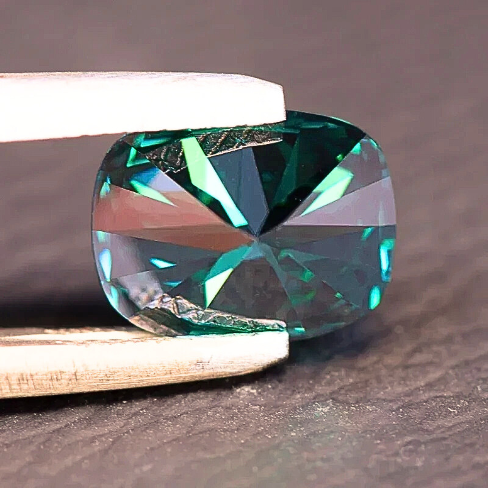 Moissanite Verde Smeraldo Taglio Cuscino Allungato Certificata