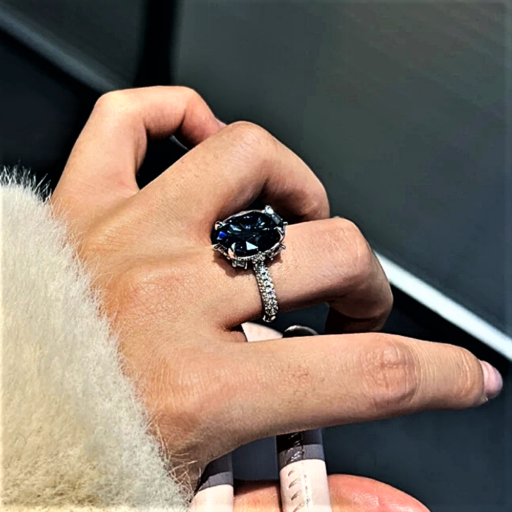 Anello con Moissanite Blu Ovale da 8 Carati: Eleganza Lineare, Profondità Ipnotica