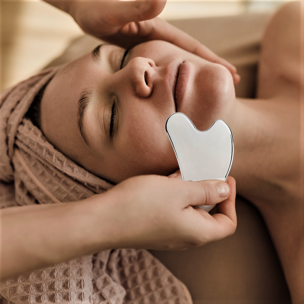 Rodillo y Gua Sha en Acero para un Rostro Suave y Luminoso