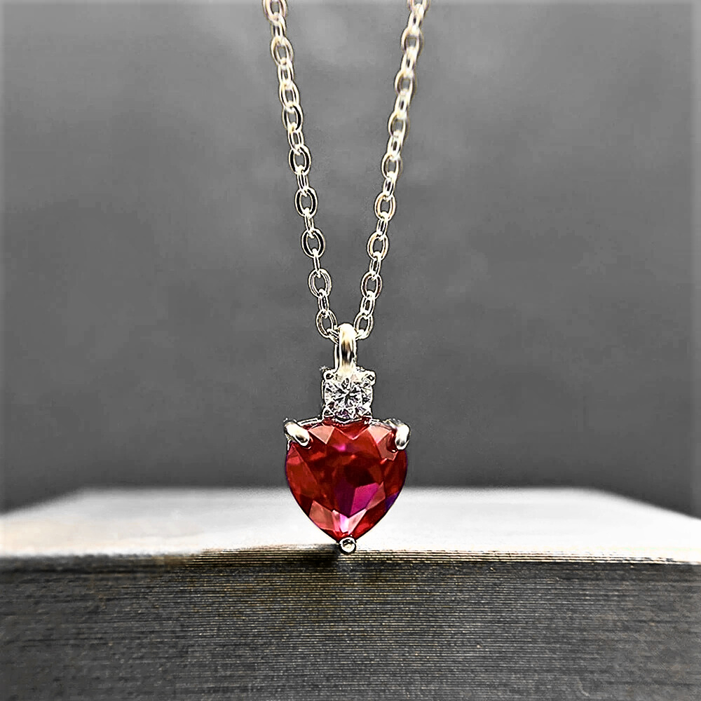 Collana con Rubino Taglio Cuore e Brillanti Coltivati