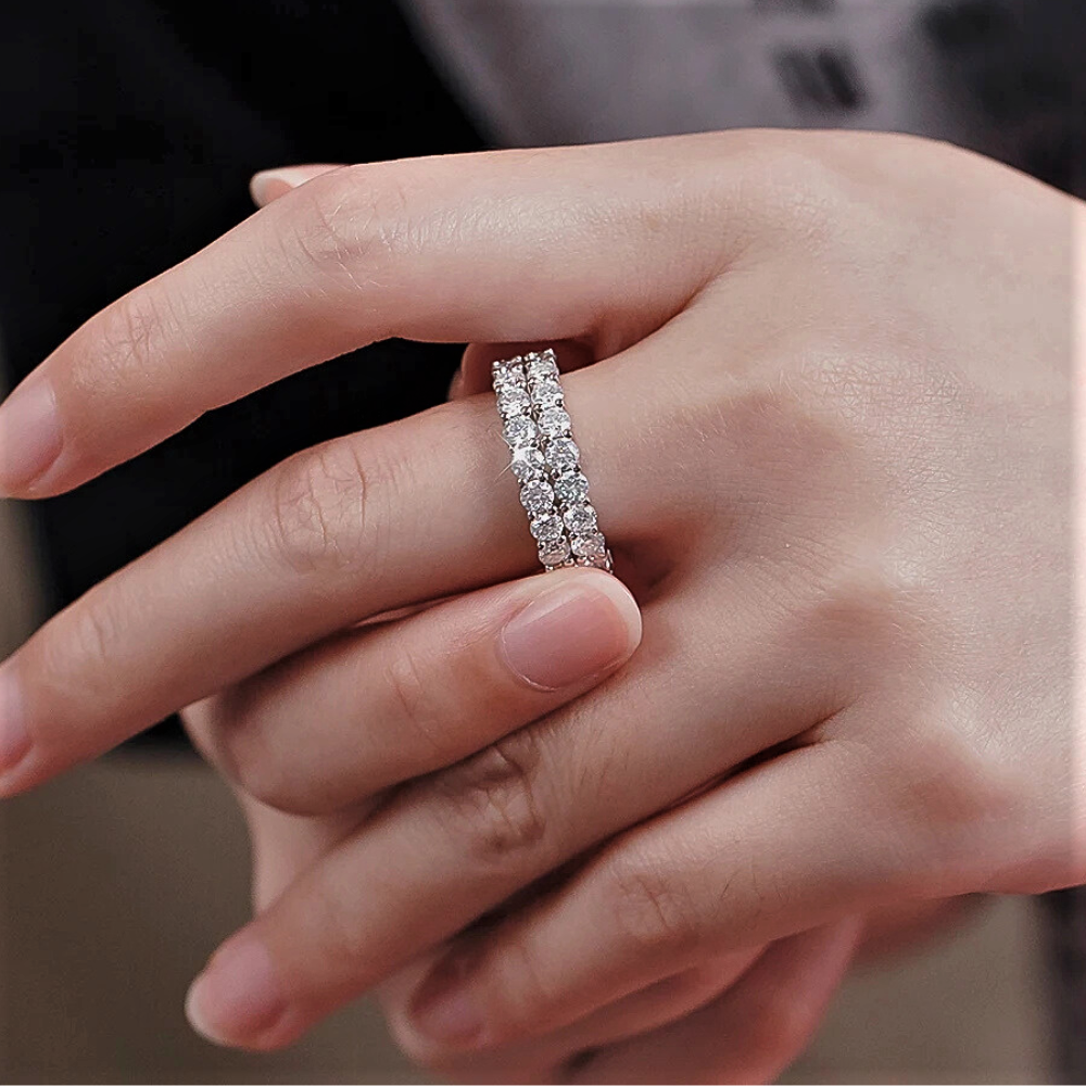 Anello a Fascia con Moissaniti: Eleganza Senza Tempo da 4,5 Carati!