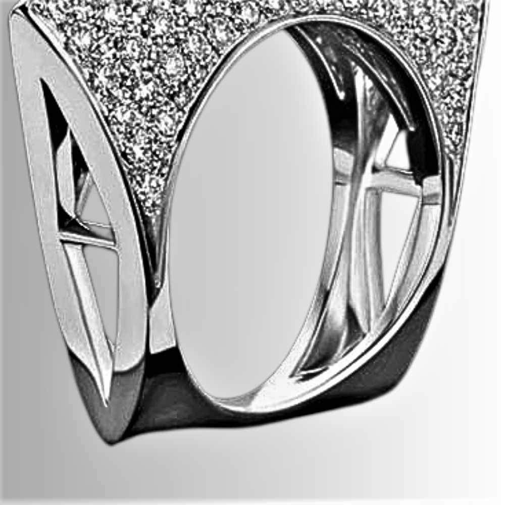 El anillo "Geometrías de luz" realza tu encanto