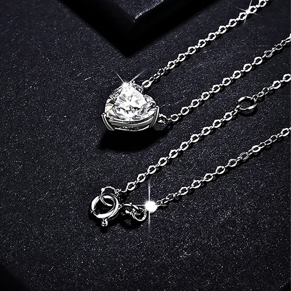 Collana Cuore Minimalista con Moissanite Certificata: La Forza della Semplicità