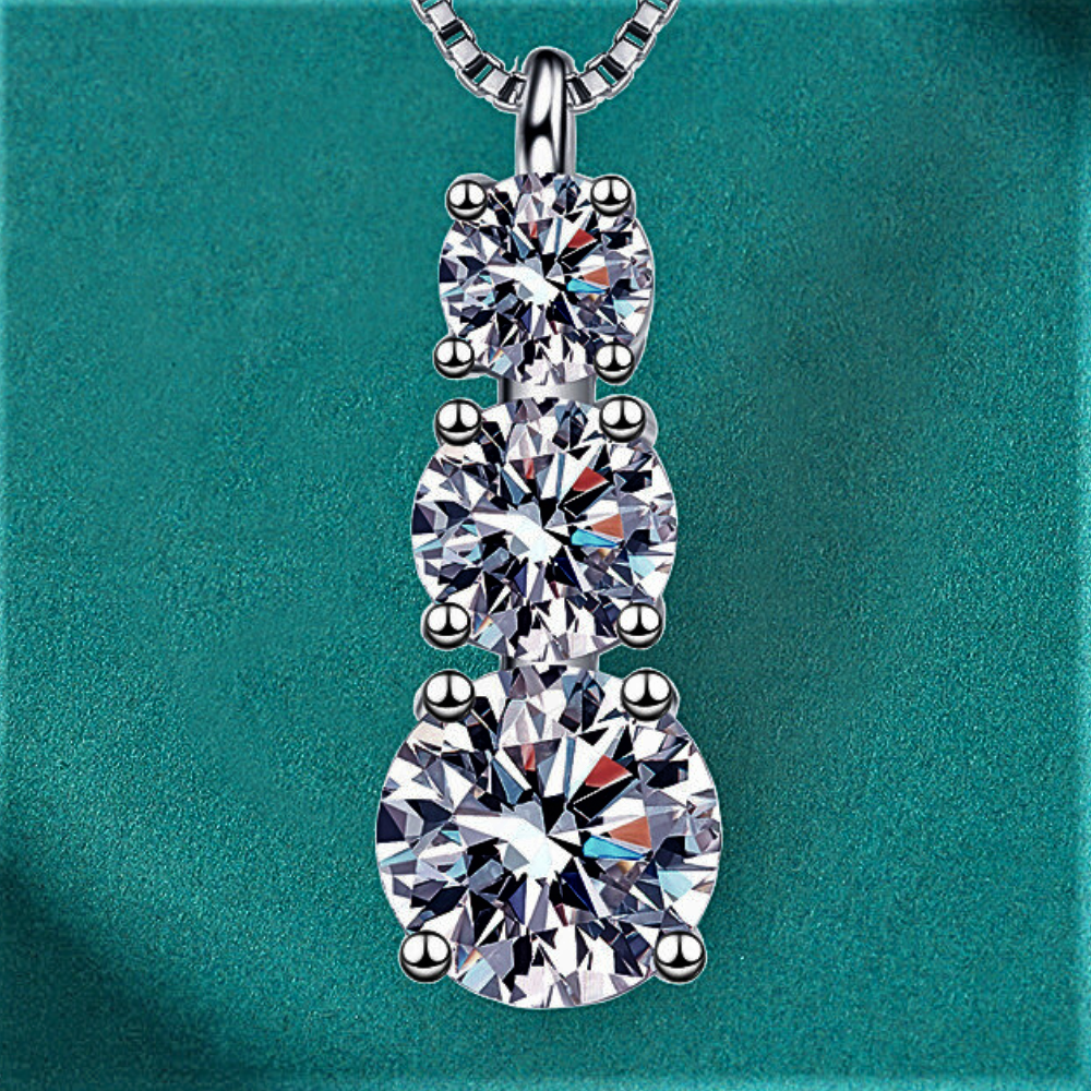 Collana Trilogy con Moissanite: L’Eleganza Essenziale