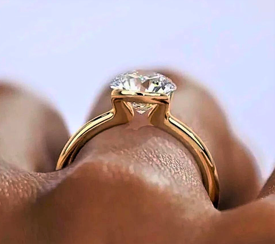 Solitaire "Light On": Timeless Splendor