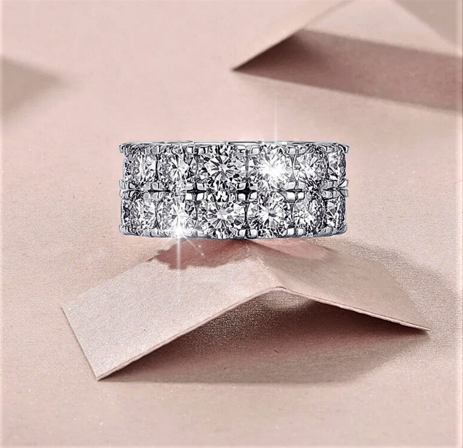 Anello Regale con 28 Moissaniti da 0.50ct: Fascia Preziosa da 14 Carati di Sfarzo Puro