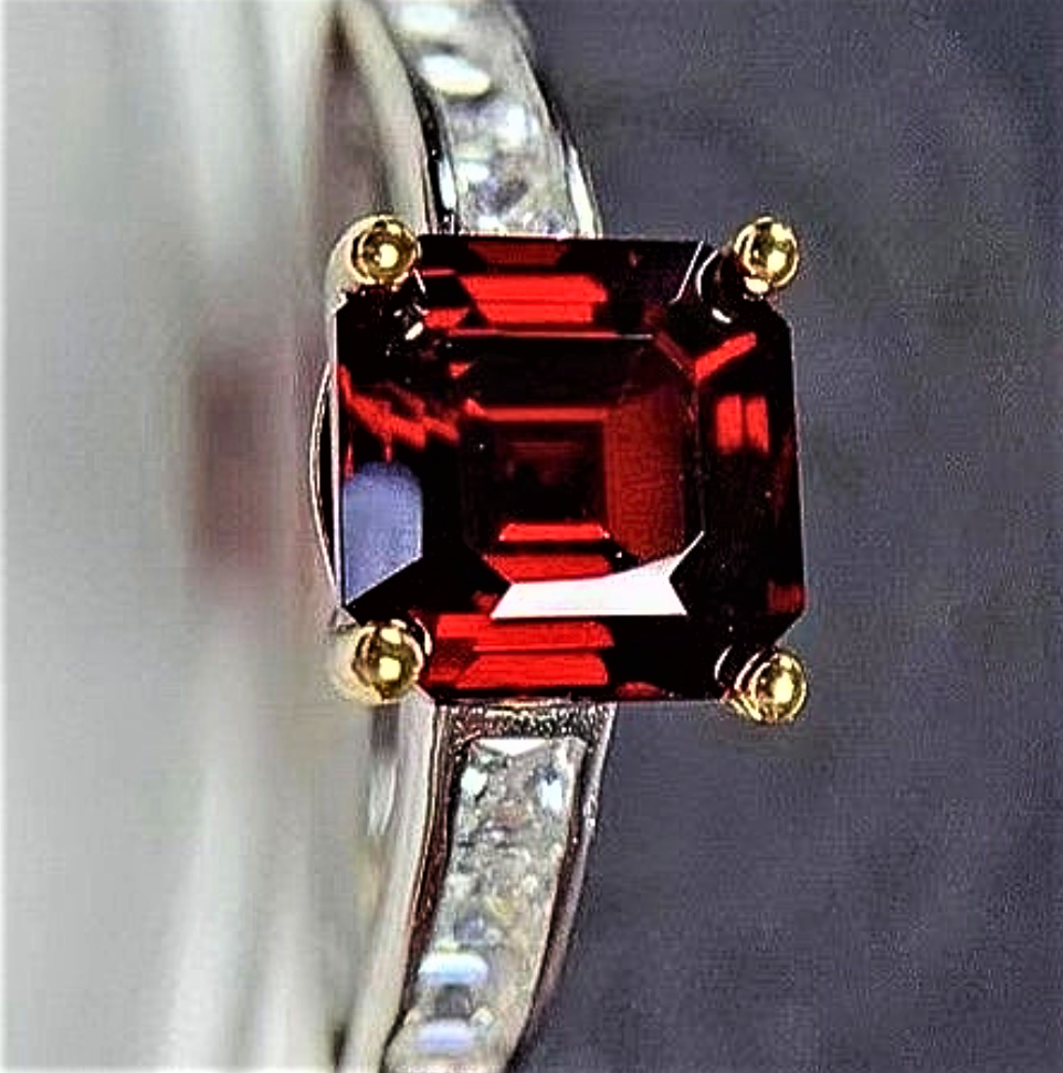 Anillo con Granate Natural de Mozambique