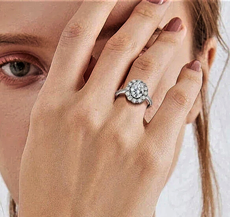 Anello a Fiore con Moissanite Ovale 3ct: Grazia, Luce e Fascino Infinito