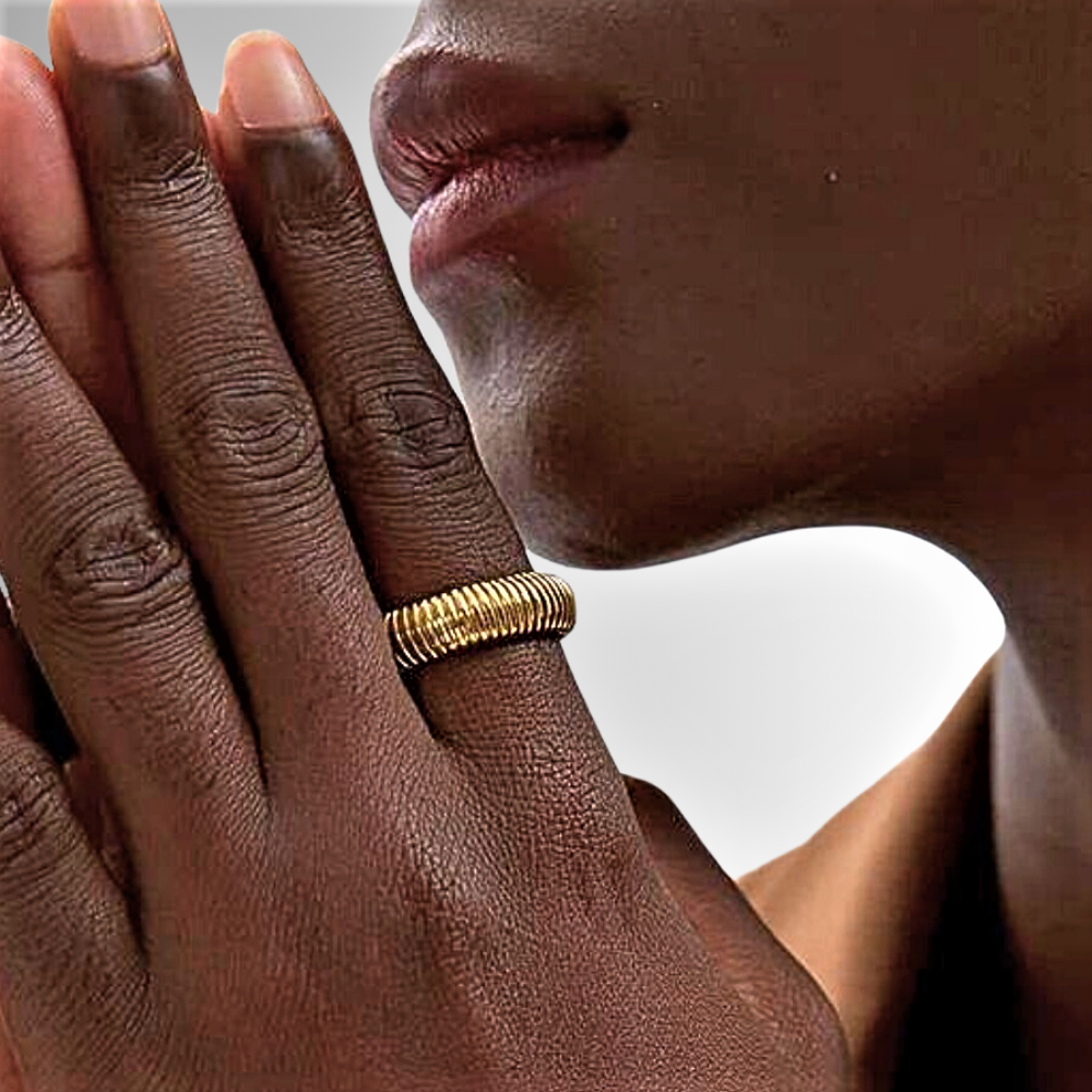 Anillo “Tubo de Gas”: Estilo Icónico y Versatilidad Elegante