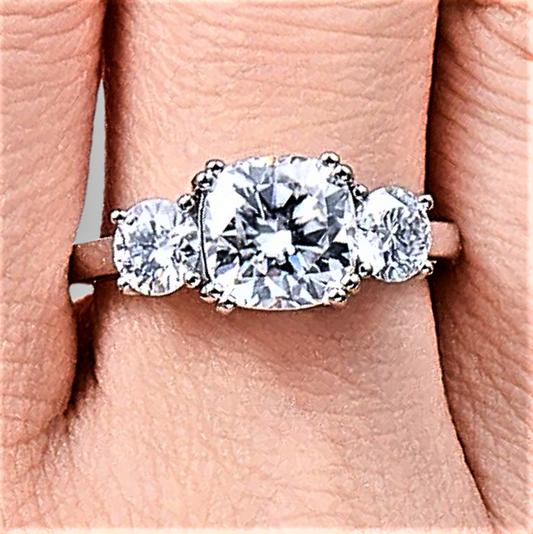 Trilogy con Moissanite Taglio Cuscino e due Taglio Brillante per ct 3,50