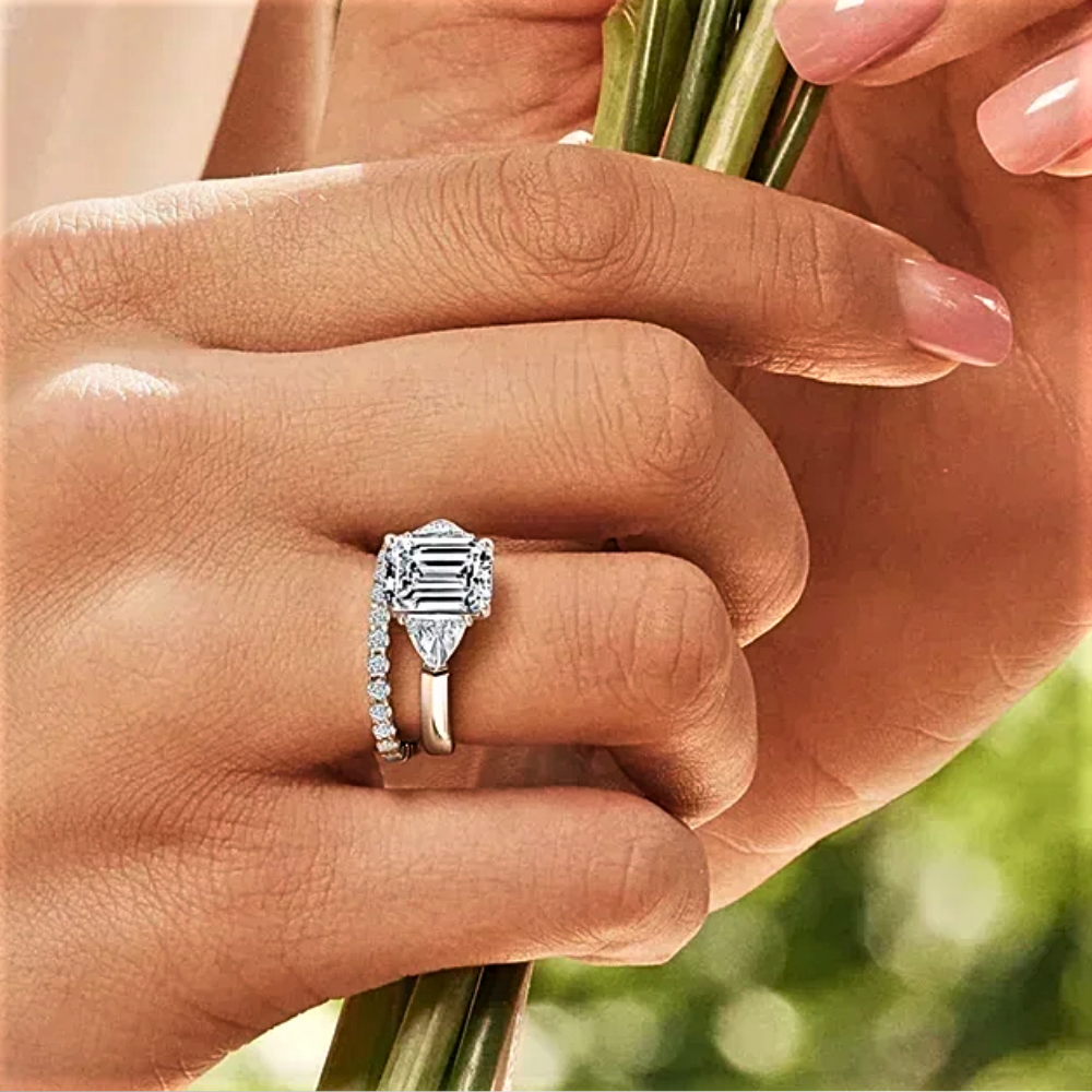 Anello Taglio Smeraldo e Triangoli per 5 Carati – Collezione Moissanite GlamLuxe