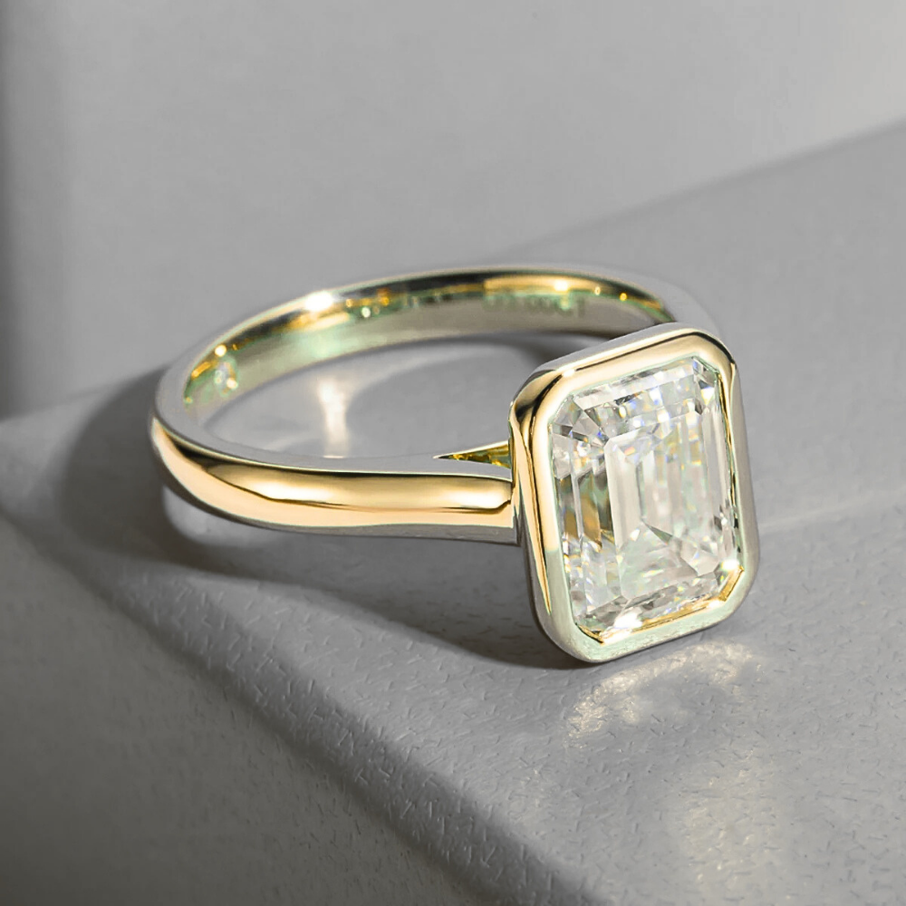 Solitario a Castone con Moissanite Taglio Smeraldo da ct. 3,00