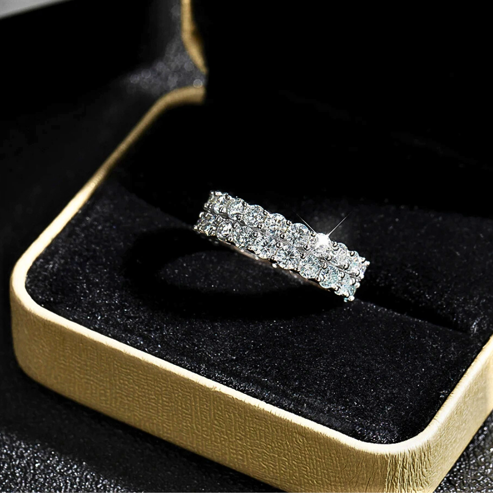 Anello a Fascia con Moissaniti: Eleganza Senza Tempo da 4,5 Carati!