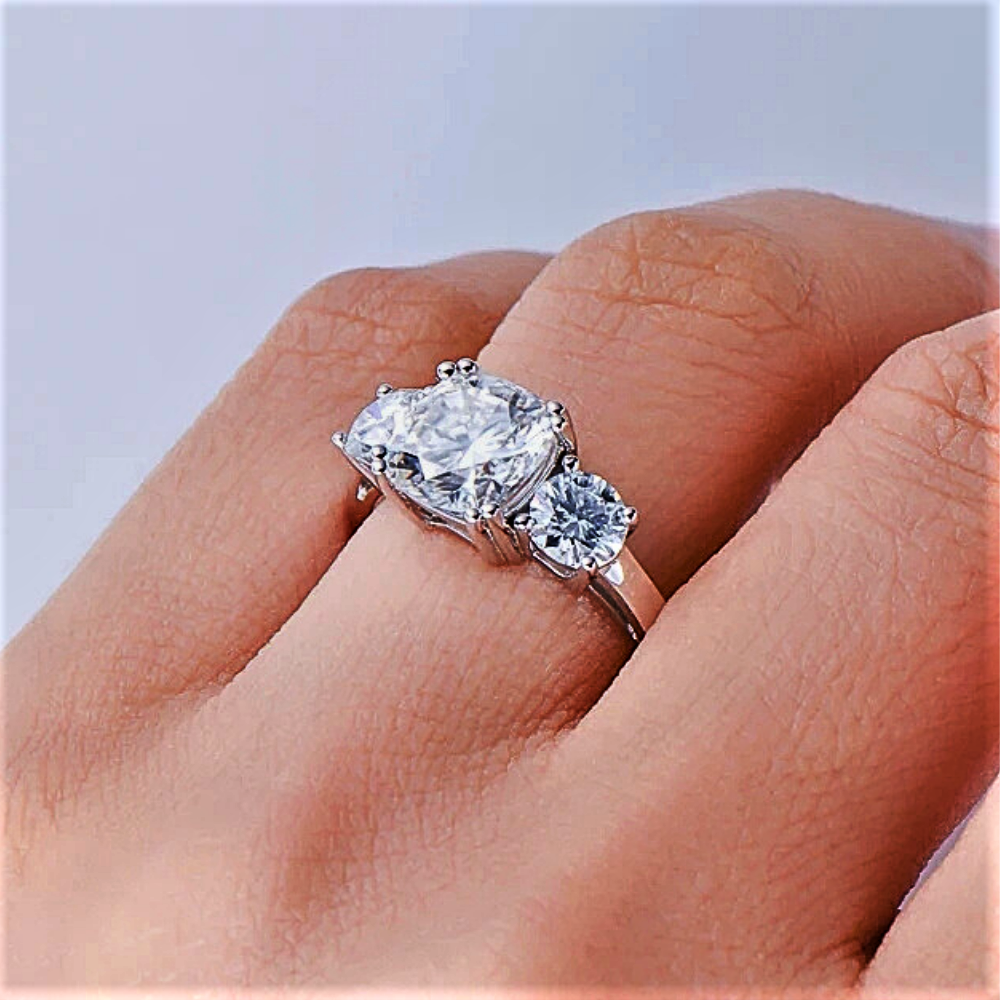 Trilogy con Moissanite Taglio Cuscino e due Taglio Brillante per ct 3,50