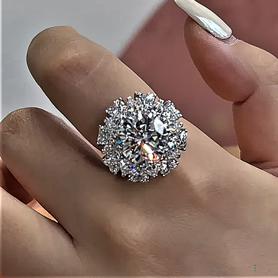 Anello "Fiore di Luce" con Moissanite da 5 ct circondata da Cuori: Un’Eclissi di Eleganza