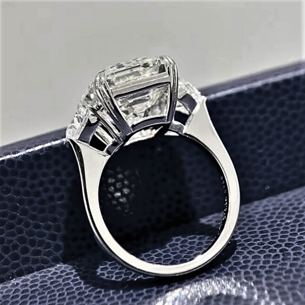 Trilogy con Moissanite Taglio Smeraldo e Cuori Laterali: 13,20 Carati di Emozione Artigianale