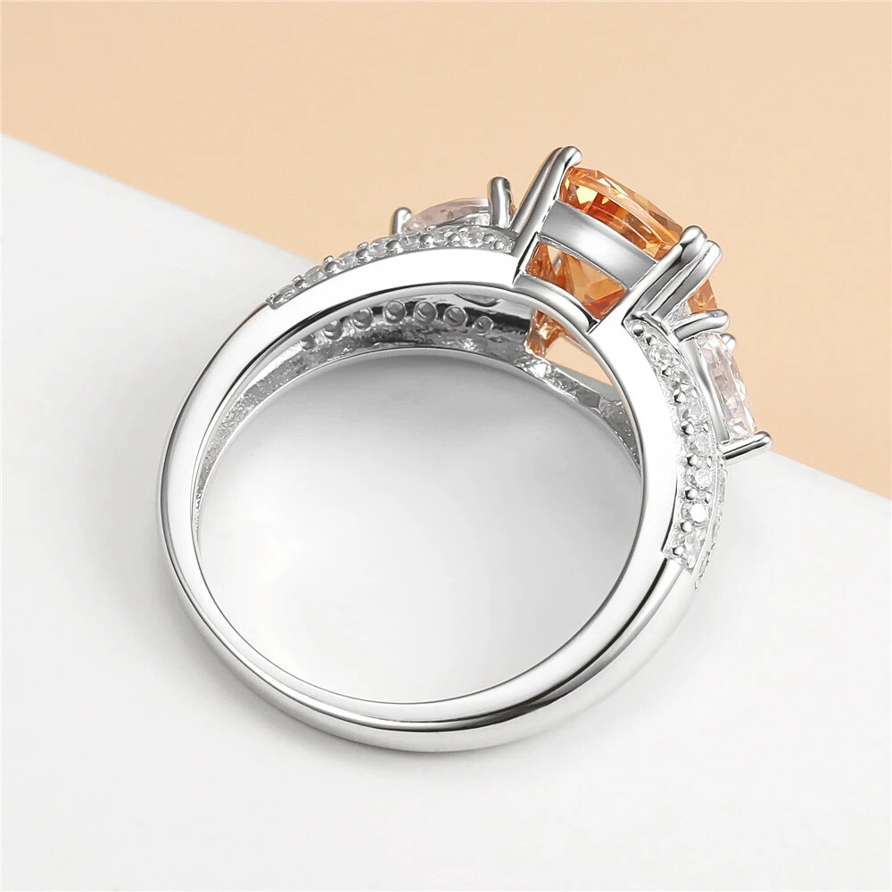 Anello con Zaffiro Champagne di ct 5,00 e Diamanti Sintetici ad Alto Contenuto di Carbonio
