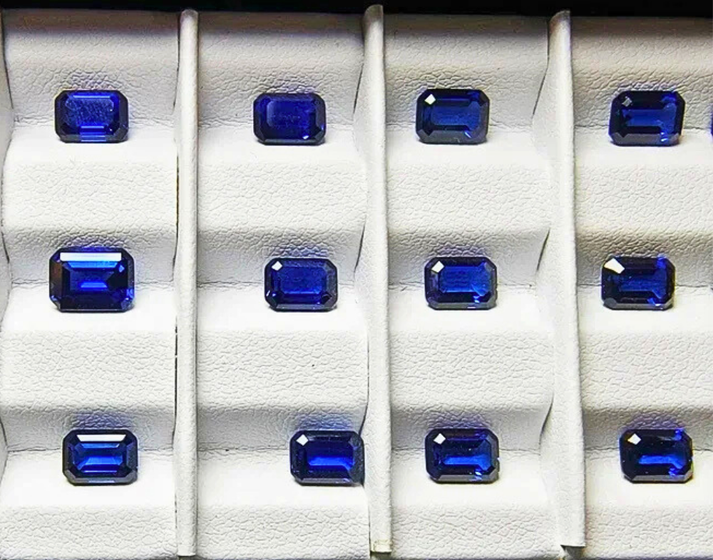 Zaffiro Royal Blue Lab Grown Taglio Smeraldo Certificato