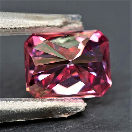 Moissanite Rosa Intenso Taglio Radiant Certificata