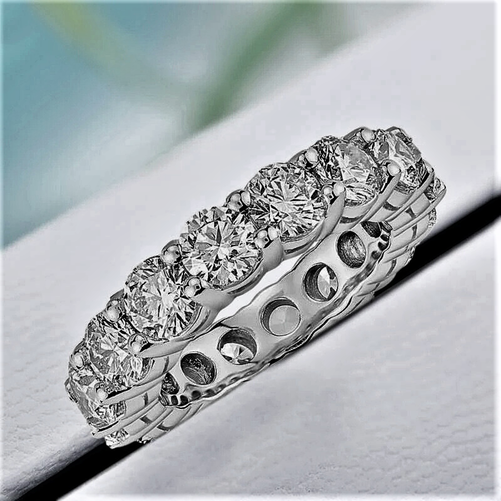 Anillo de eternidad con moissanitas certificadas: un accesorio imprescindible para la mujer con clase