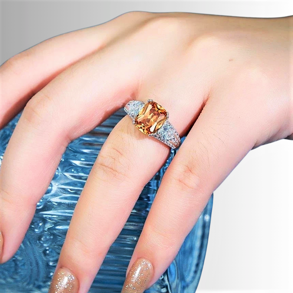 Anello con Zaffiro Champagne di ct 5,00 e Diamanti Sintetici ad Alto Contenuto di Carbonio