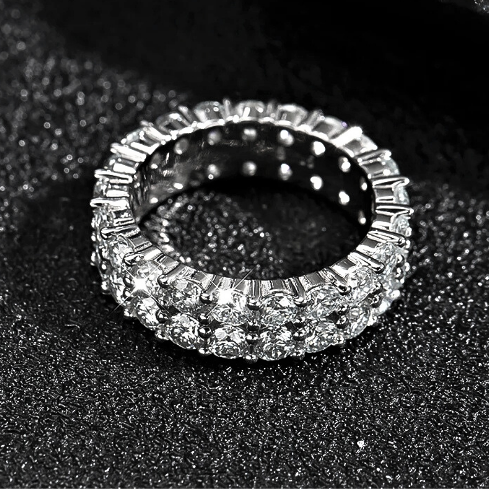 Anello a Fascia con Moissaniti: Eleganza Senza Tempo da 4,5 Carati!