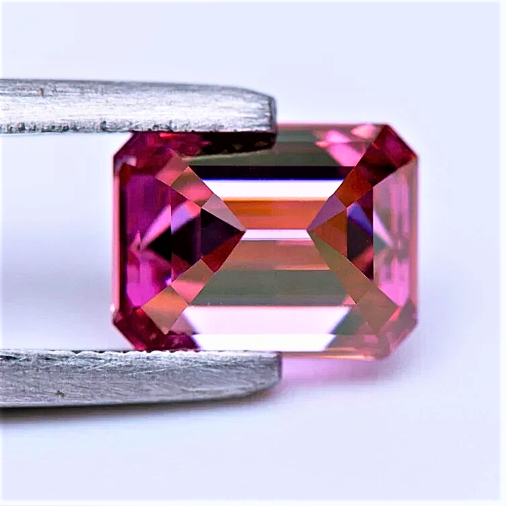Moissanite Rosa Intenso Taglio Smeraldo Certificata