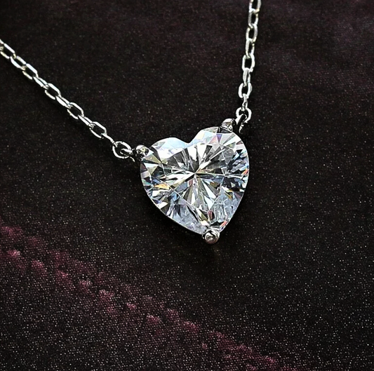 Collana Cuore Minimalista con Moissanite Certificata: La Forza della Semplicità