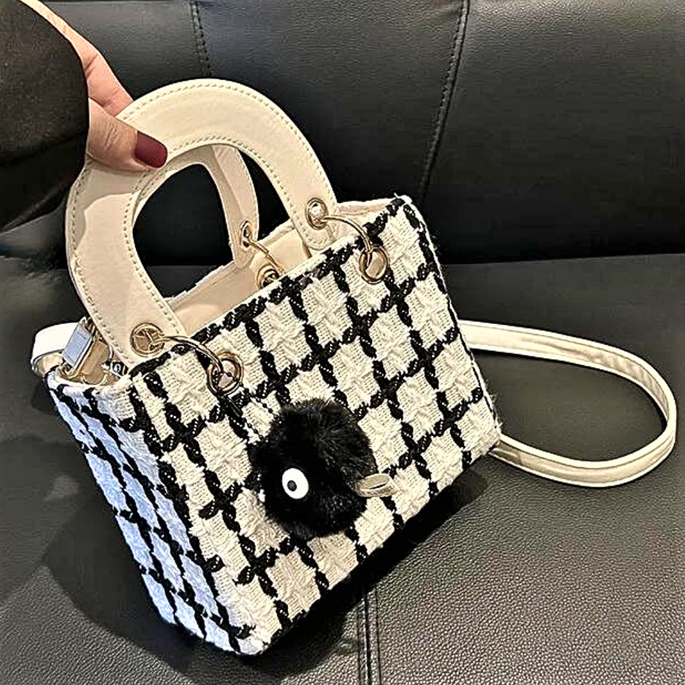Mini Bolso de Lana Elegancia y Diseño Innovador