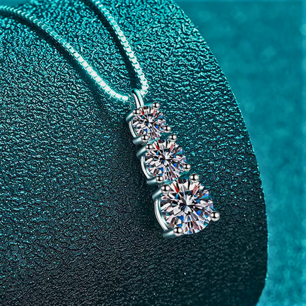Collana Trilogy con Moissanite: L’Eleganza Essenziale