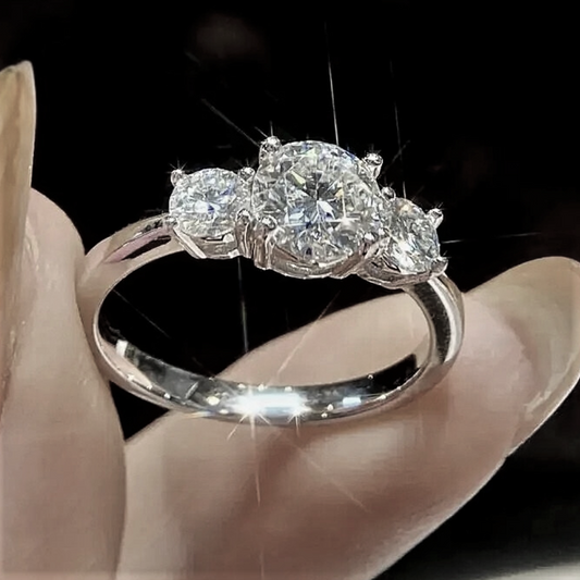 Trilogy Moissanite Certificata: Eleganza Classica da 2 o 4 Carati