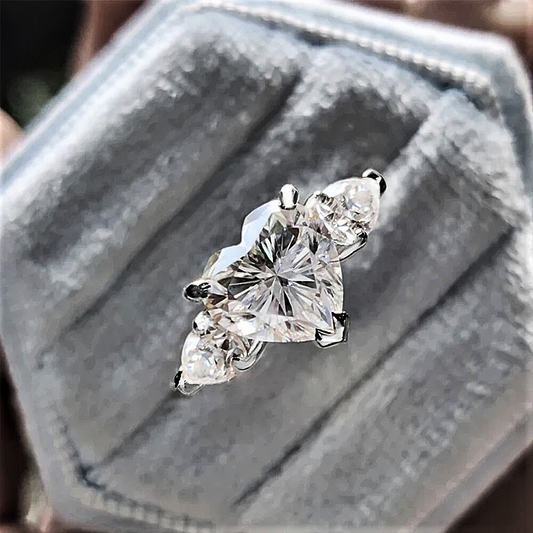 Trilogy con Moissanite D color Taglio Cuore e due Taglio Goccia