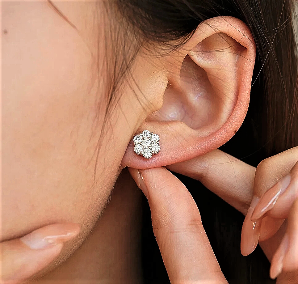Orecchini a Fiore con 14 Moissaniti: Eleganza Brillante, Stile Senza Tempo
