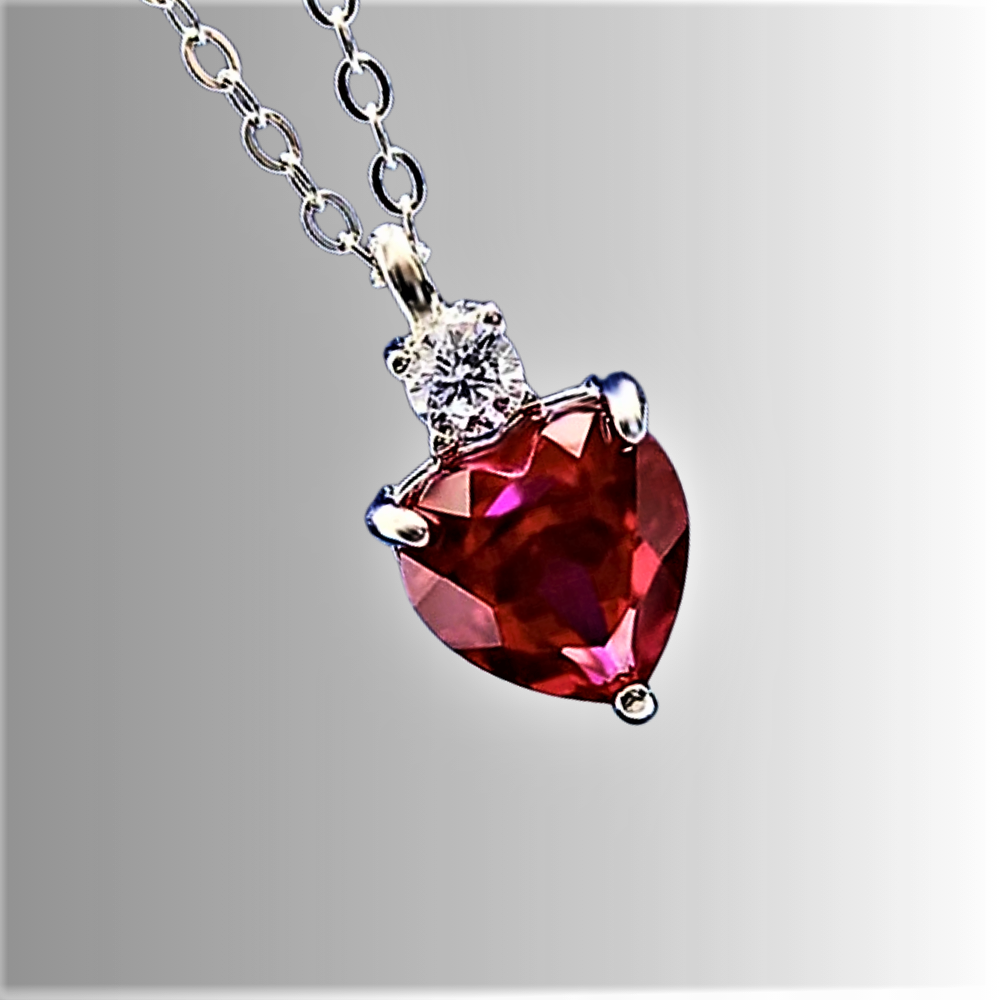 Collana con Rubino Taglio Cuore e Brillanti Coltivati