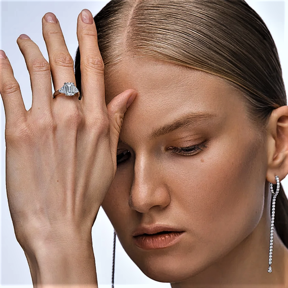 Anello Taglio Smeraldo e Triangoli per 5 Carati – Collezione Moissanite GlamLuxe