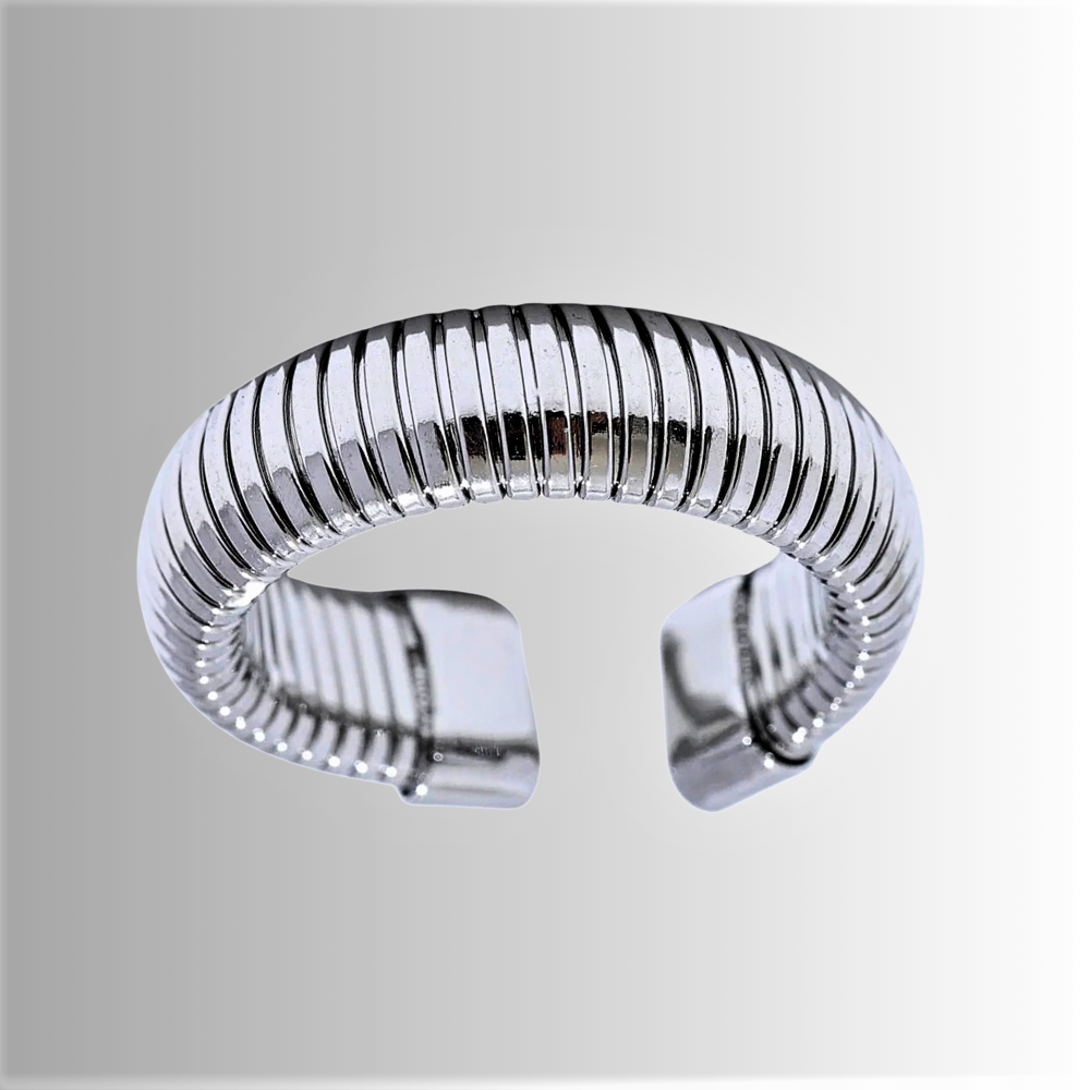 Anillo “Tubo de Gas”: Estilo Icónico y Versatilidad Elegante